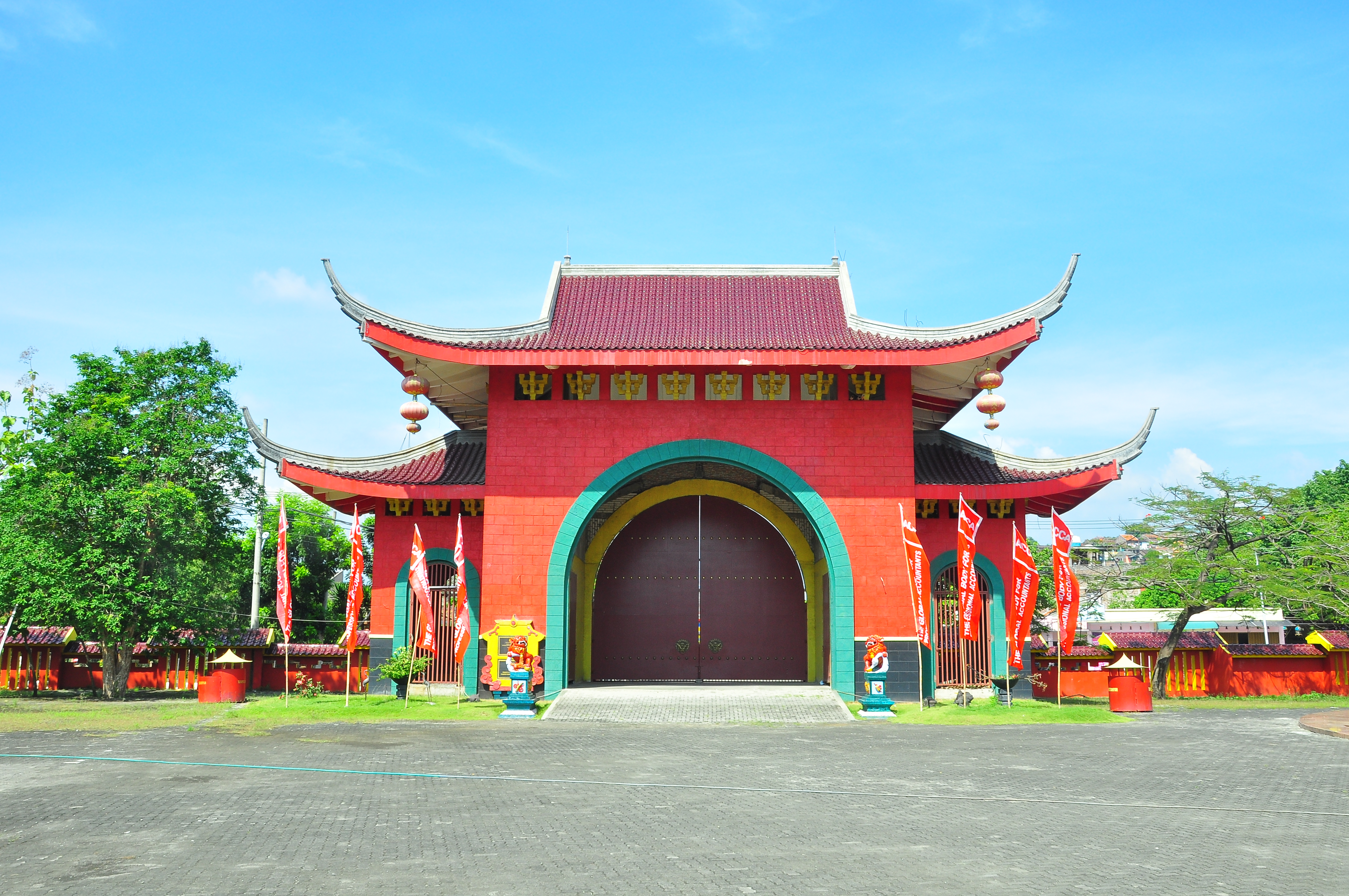 Pintu kelenteng dengan ornamen ukiran merah dan emas