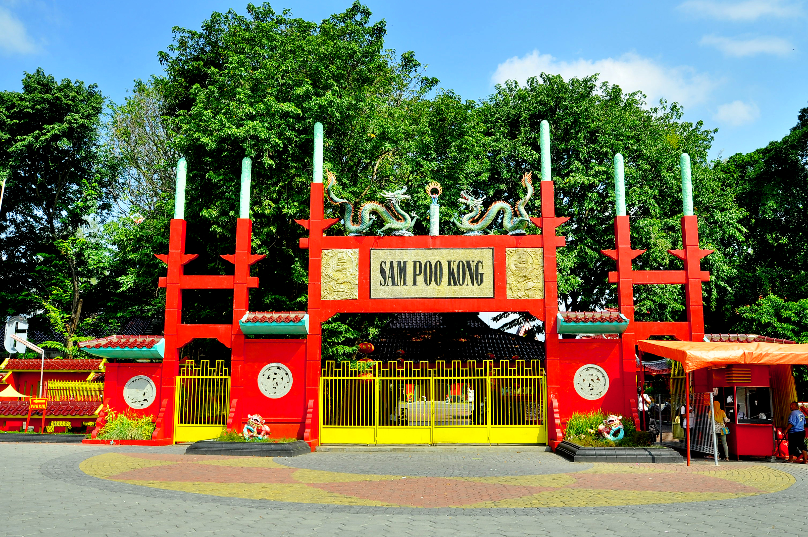 Gerbang utama Kelenteng Sam Poo Kong di Semarang
